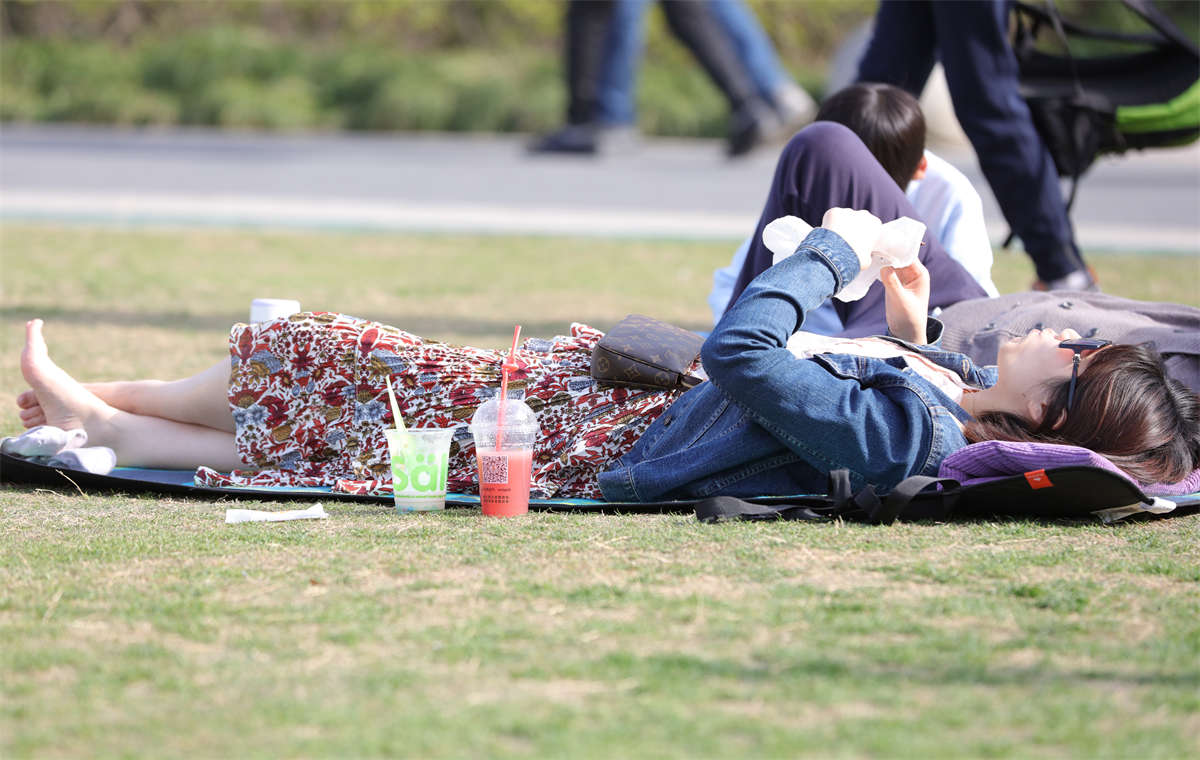 图片[2]-踏青公园街拍系列No.1724 精品少妇伸直双腿躺平，幼滑玉足就是让人垂涎欲滴的节奏-日更街拍