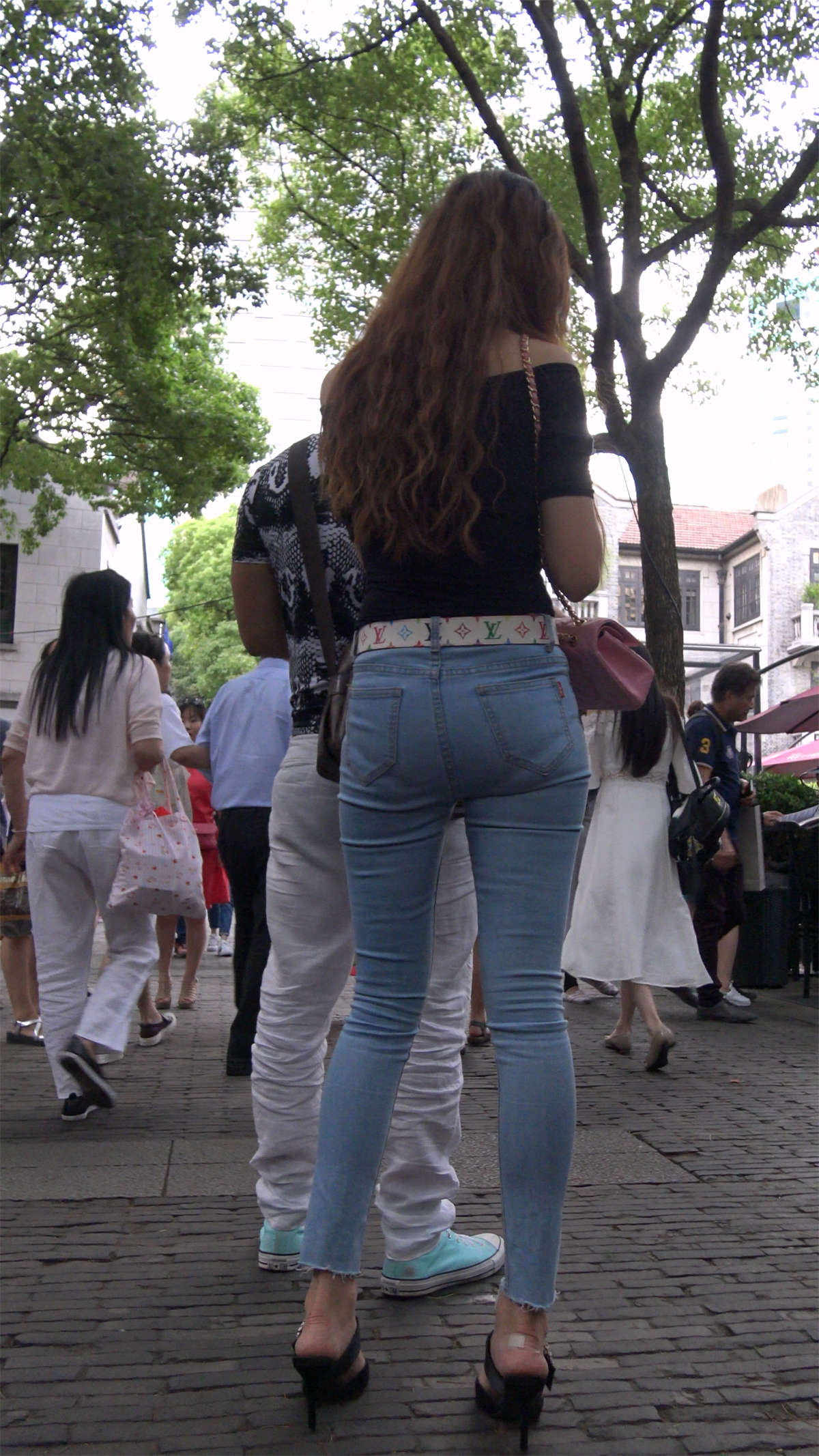 图片[2]-极品性感紧身蓝牛黑T恤大美女-日更街拍