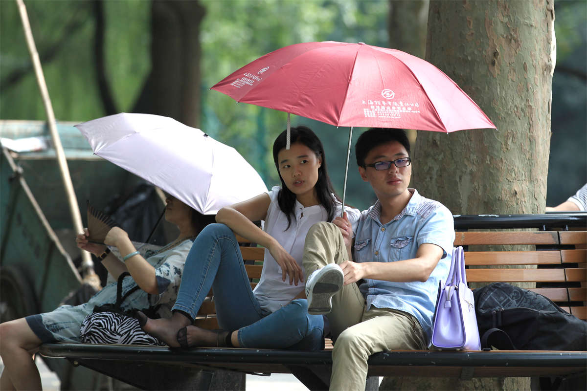 图片[2]-踏青公园街拍系列No.949 脱鞋上椅的短黑丝-日更街拍