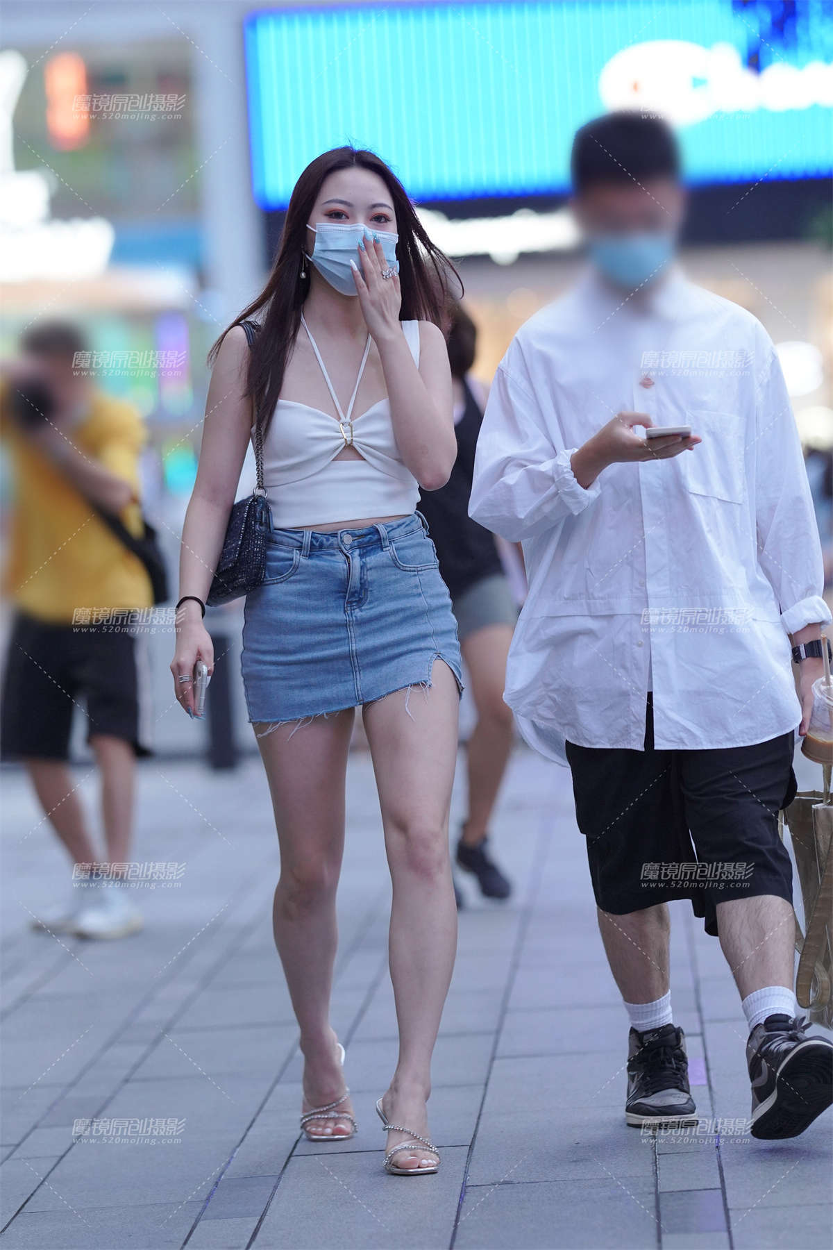 牛仔裙美腿-日更街拍