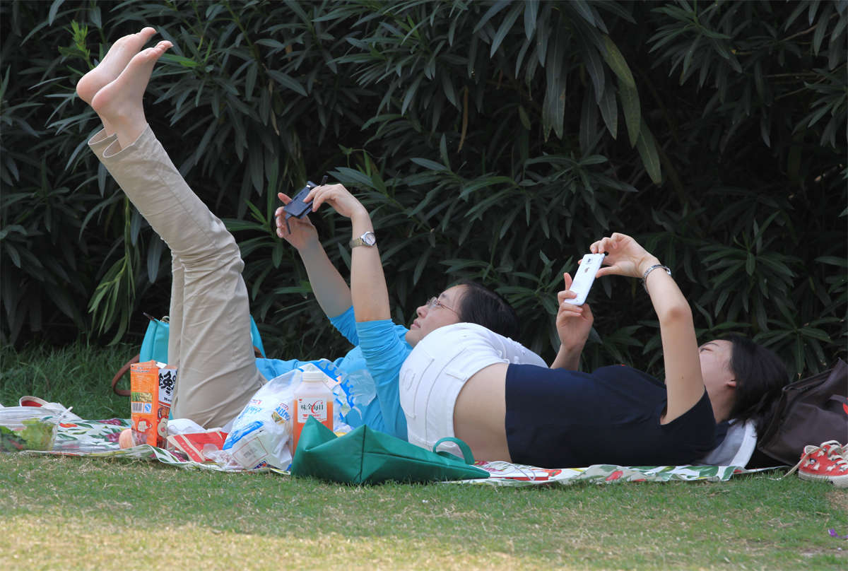 图片[2]-踏青公园街拍系列No.1213 清纯小妹略带肉感的幼滑玉足-日更街拍