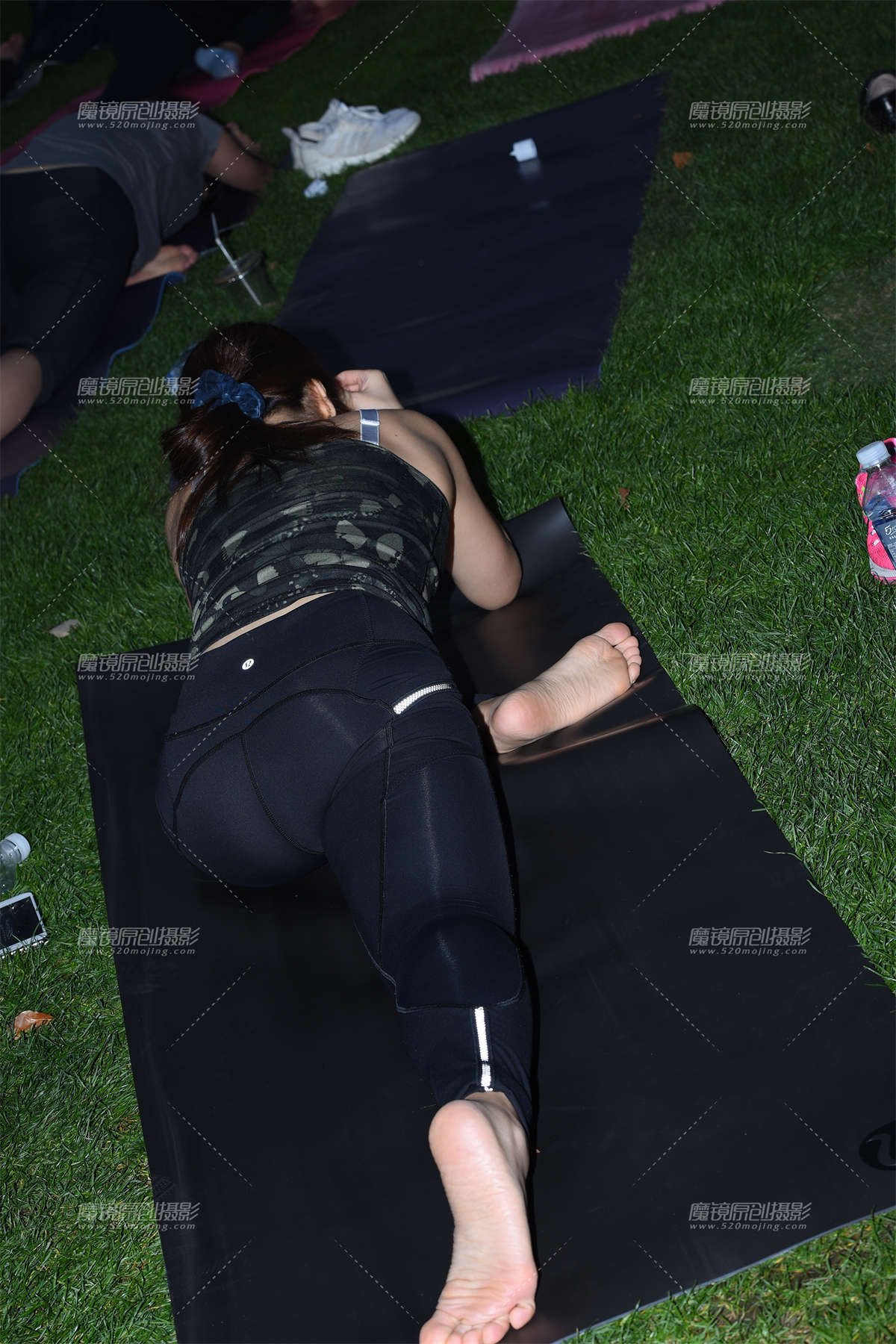 图片[2]-(补档)开朗的黑色瑜伽裤女子-日更街拍