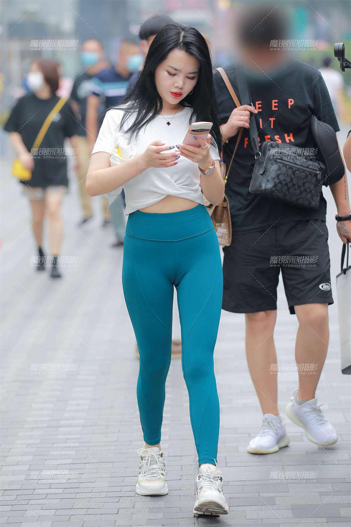 【玻璃街拍】蓝色瑜伽裤美女-日更街拍