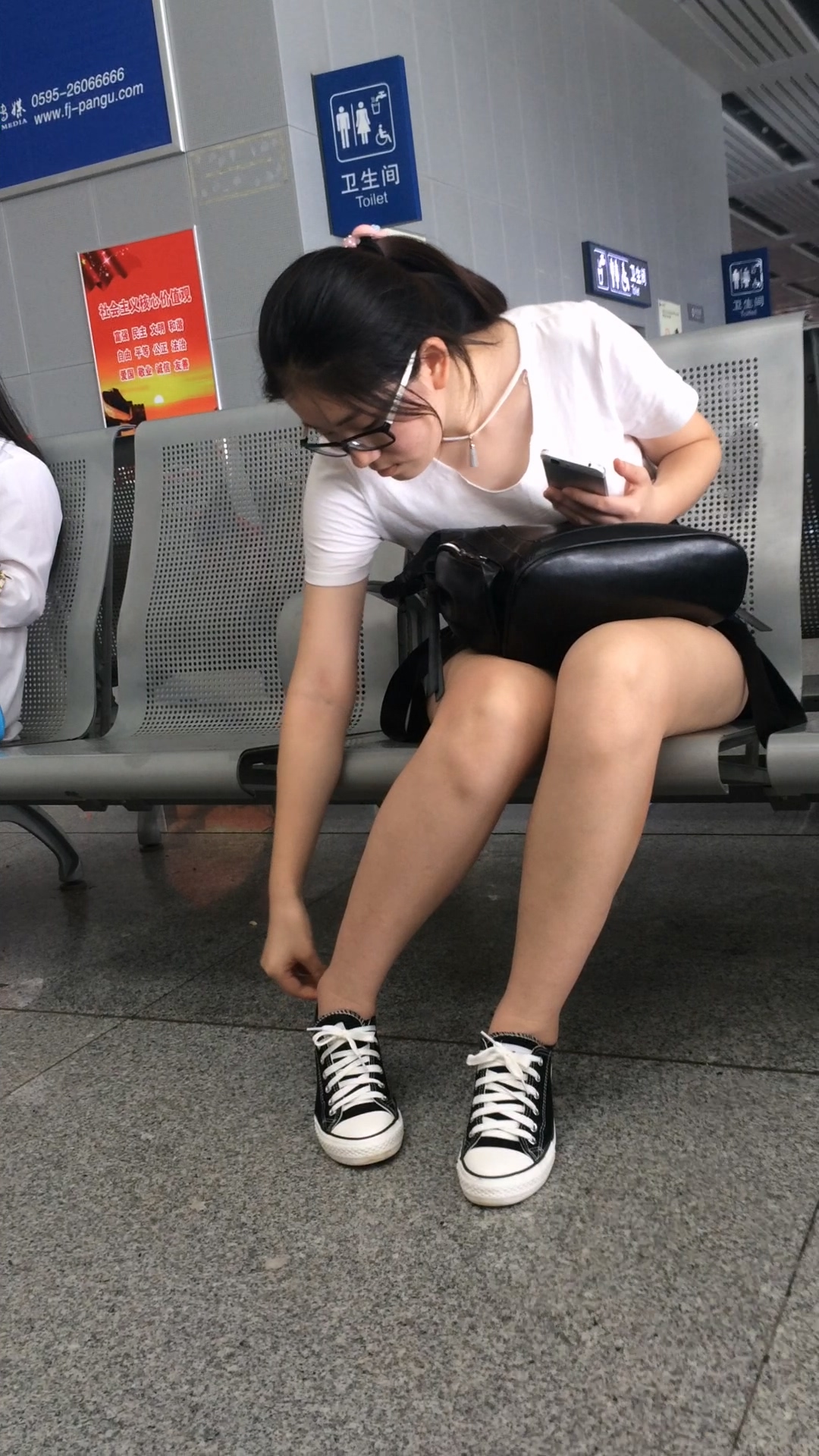 [4K高清视频]车站蓝色牛仔短裤白腿小妹-日更街拍