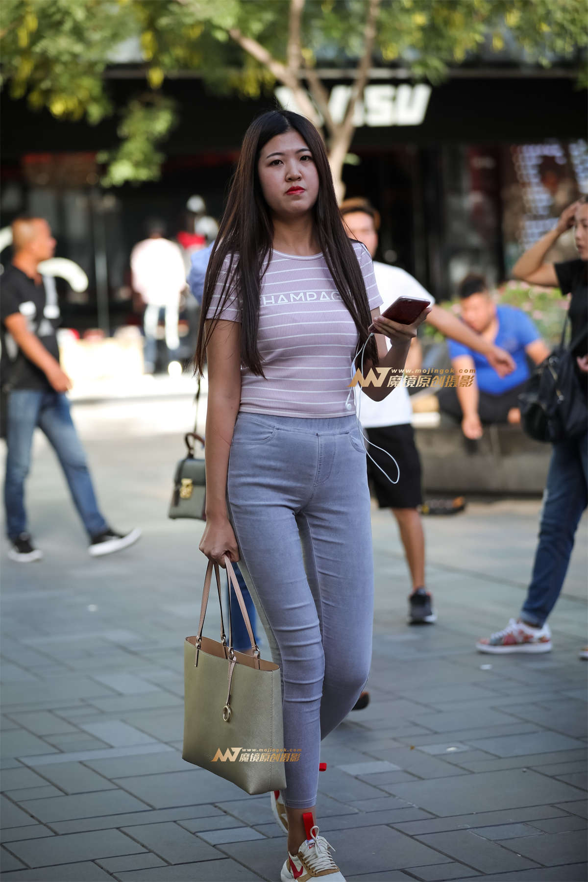 紧身长腿 美腿让人陶醉-日更街拍