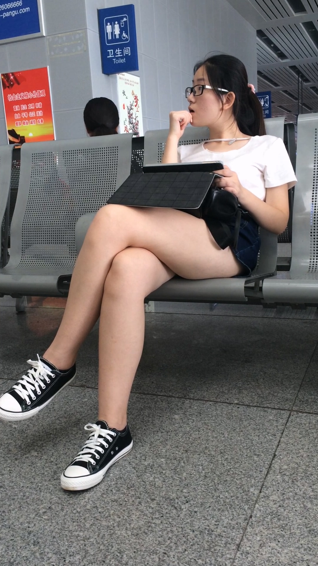 图片[2]-[4K高清视频]车站蓝色牛仔短裤白腿小妹-日更街拍