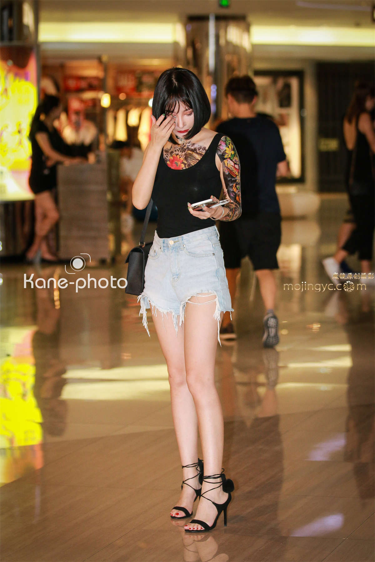 大裸背无罩纹身女郎-日更街拍