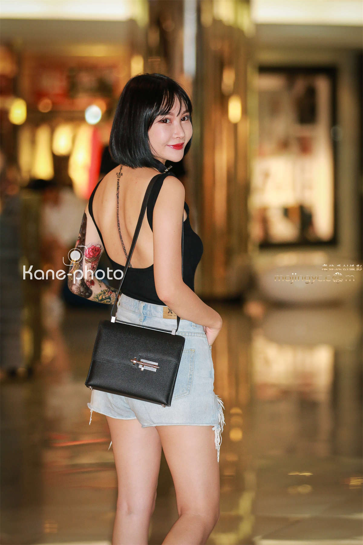 图片[2]-大裸背无罩纹身女郎-日更街拍