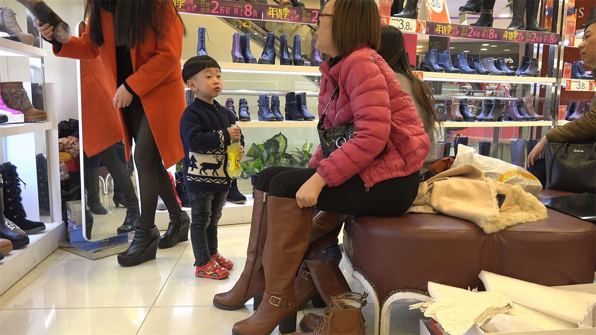 图片[2]-冬天穿这么薄的丝，必须得用靴子保暖-日更街拍