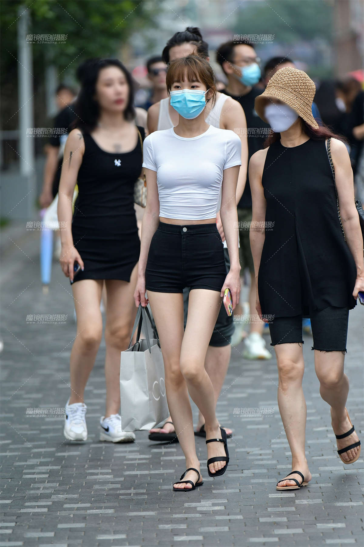 ★紧致黑热裤美女-日更街拍