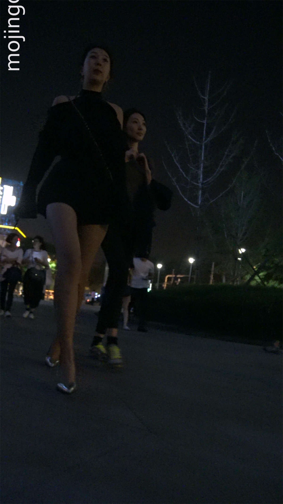 苗条身材小短热裤气质美女-日更街拍