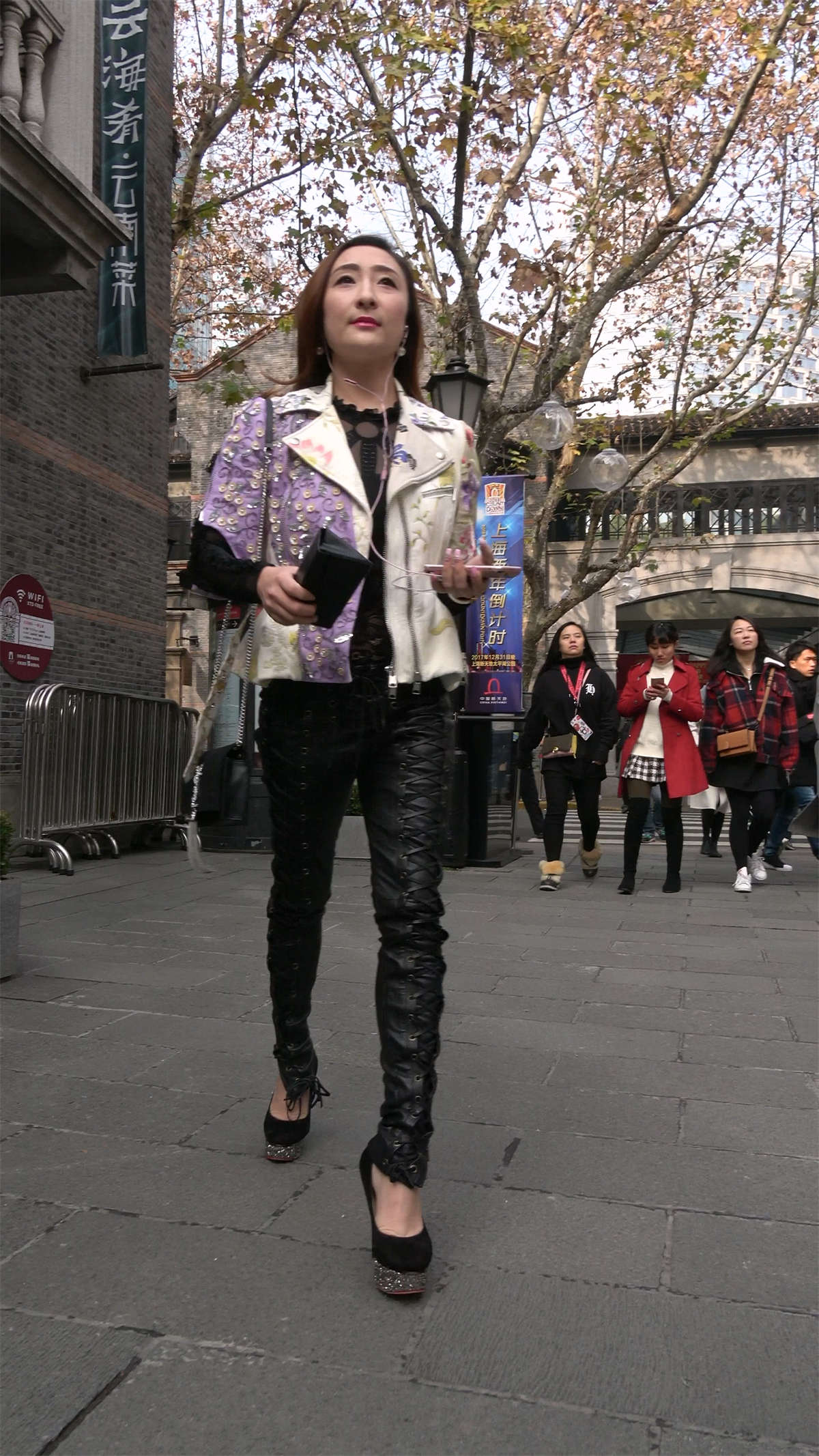 性感长腿街拍皮裤高跟御姐美女-日更街拍