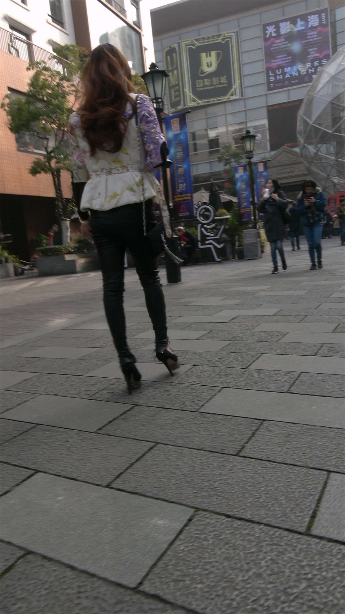 图片[2]-性感长腿街拍皮裤高跟御姐美女-日更街拍