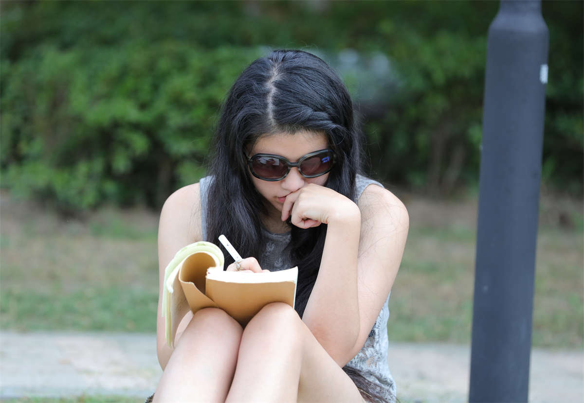 图片[2]-踏青公园街拍系列No.793 漂亮女生脱鞋静静阅读，一双细足极致骨感-日更街拍