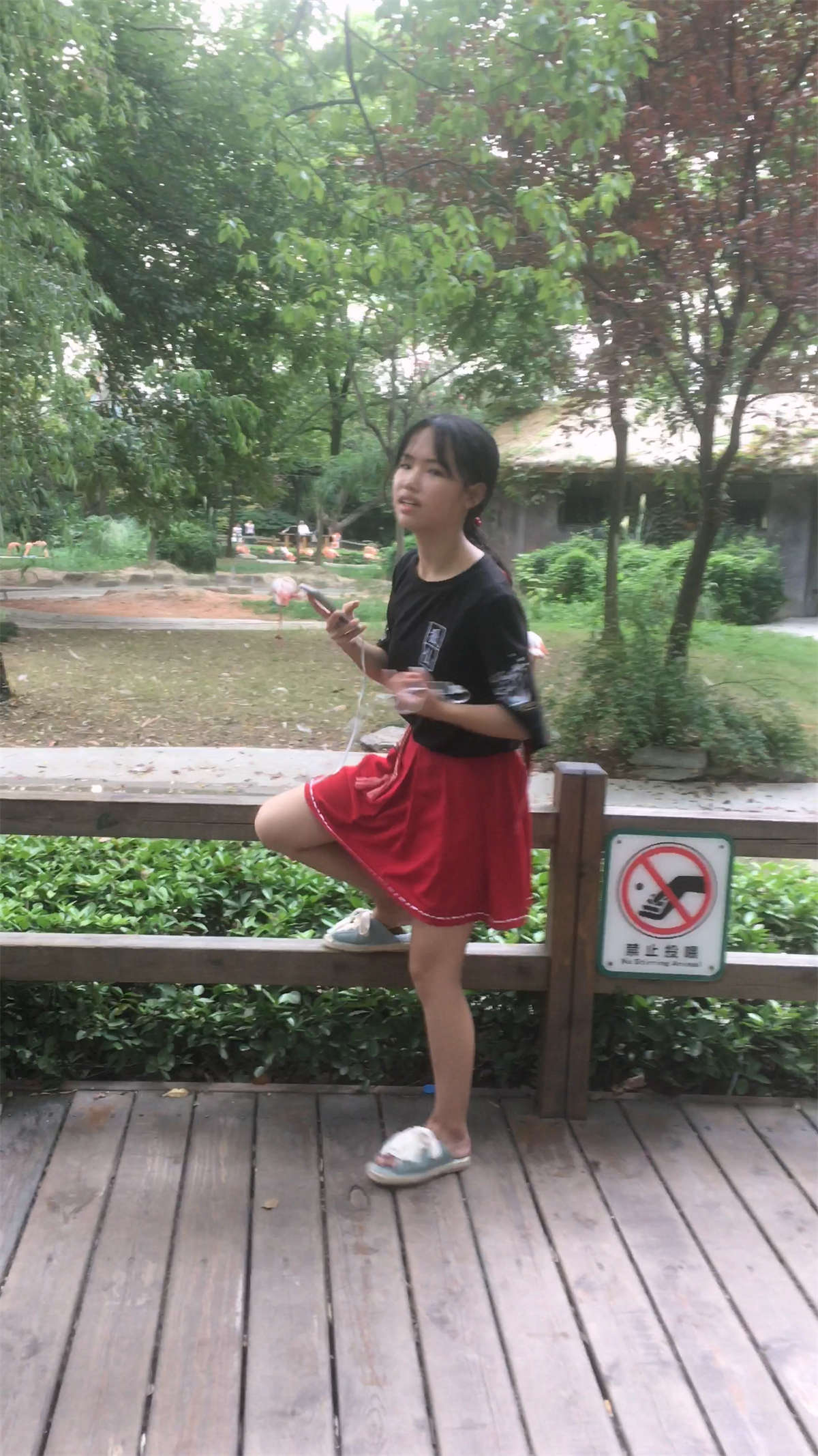 景区红裙小妹-日更街拍