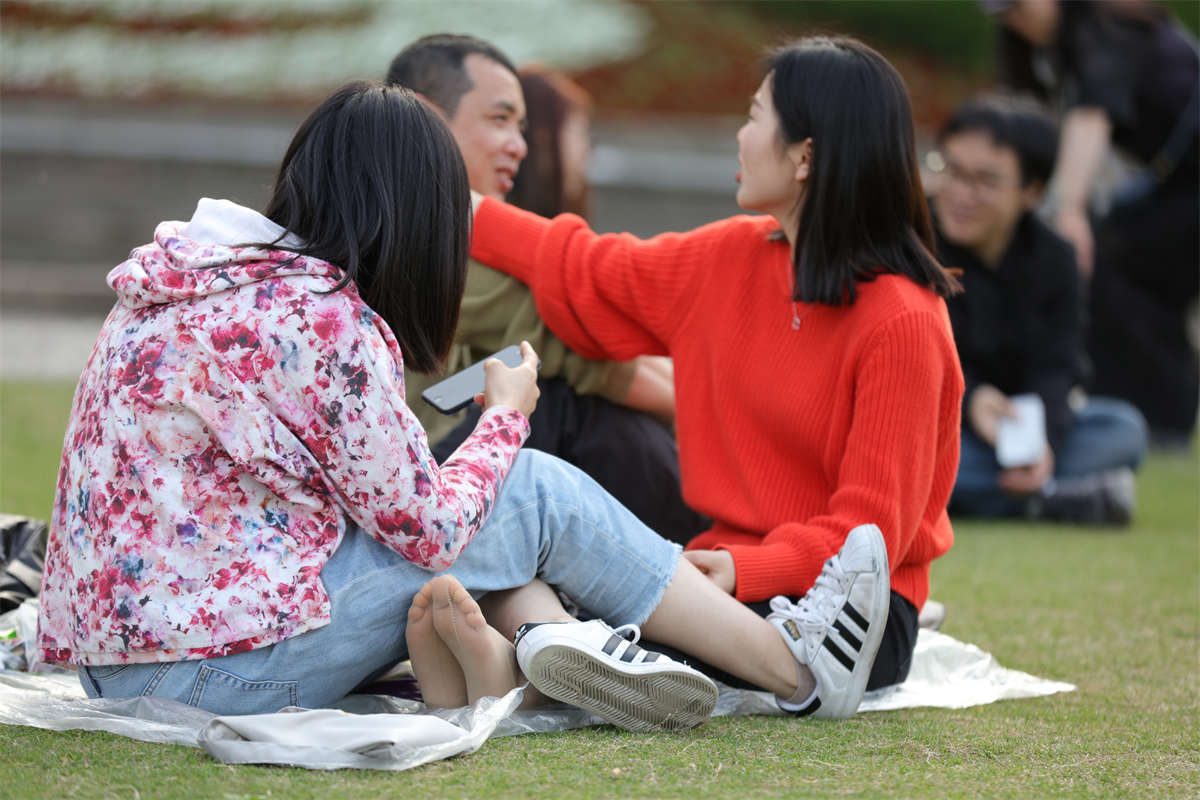 踏青公园街拍系列No.1725 红衣美女从闺蜜腿下伸出一双无挡超薄丝足-日更街拍
