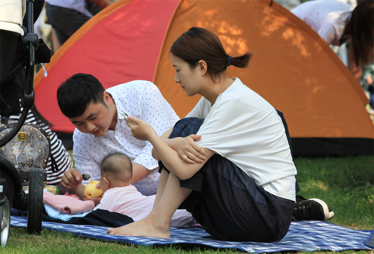 图片[2]-踏青公园街拍系列No.1214 清纯少妇，似乎还有少女般的羞涩-日更街拍