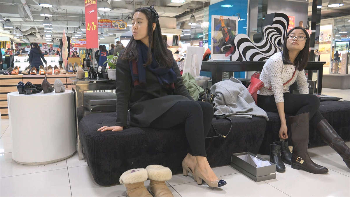 图片[2]-漂亮女孩的一双脚，在丝足和裸足之间不停切换-日更街拍