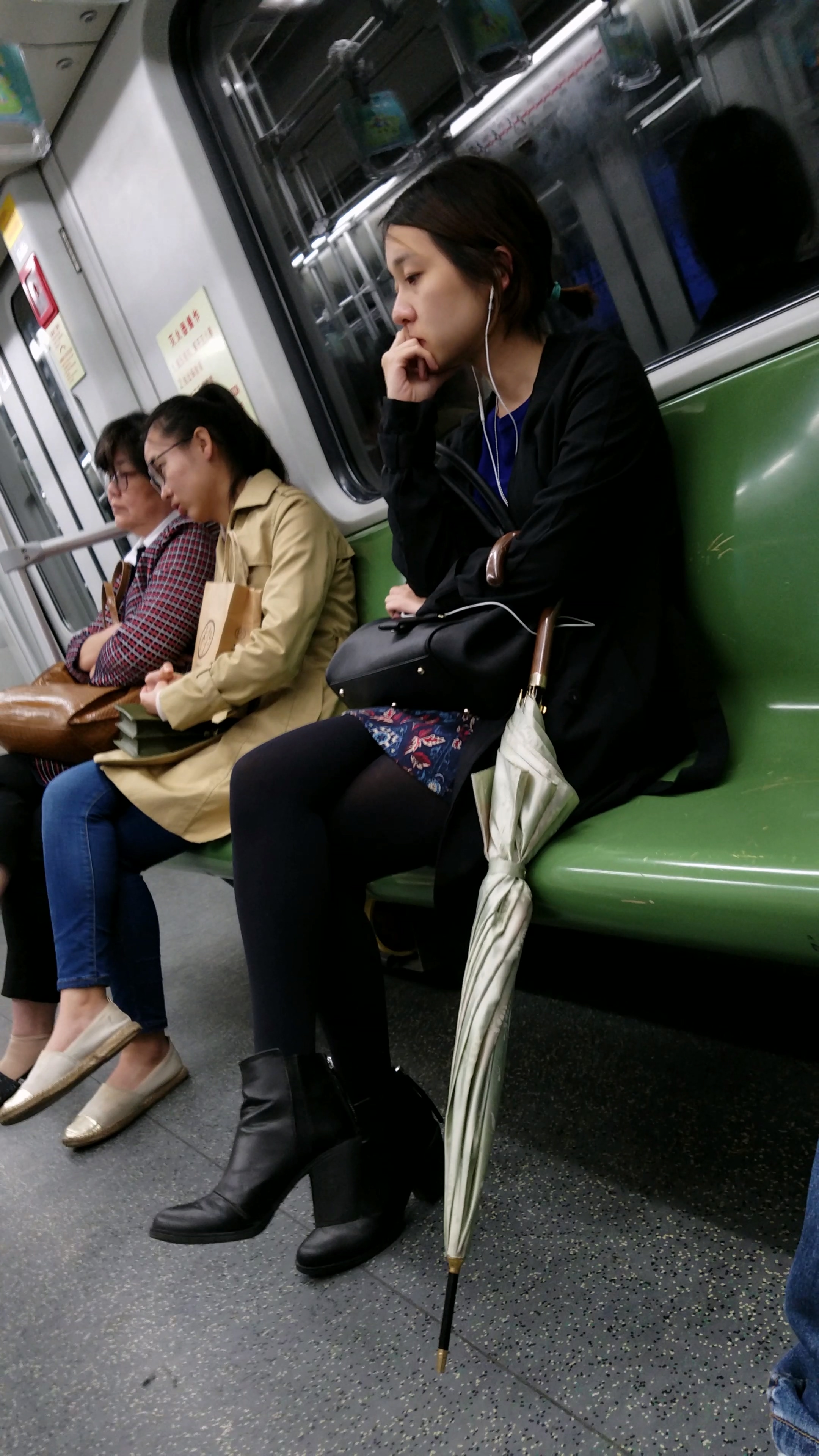 图片[2]-花连衣包臀短裙黑色丝袜好身材少妇-日更街拍