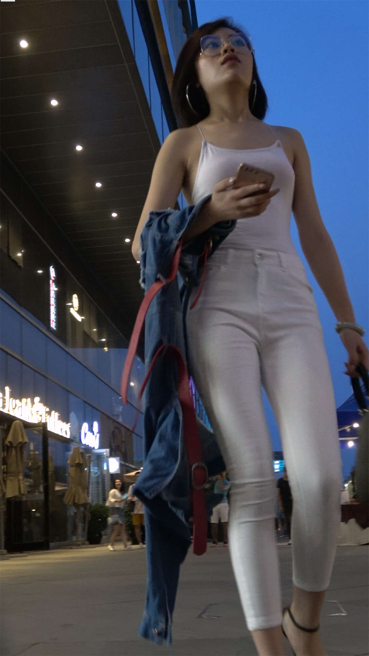 气质短发眼镜少妇性感大露背-日更街拍