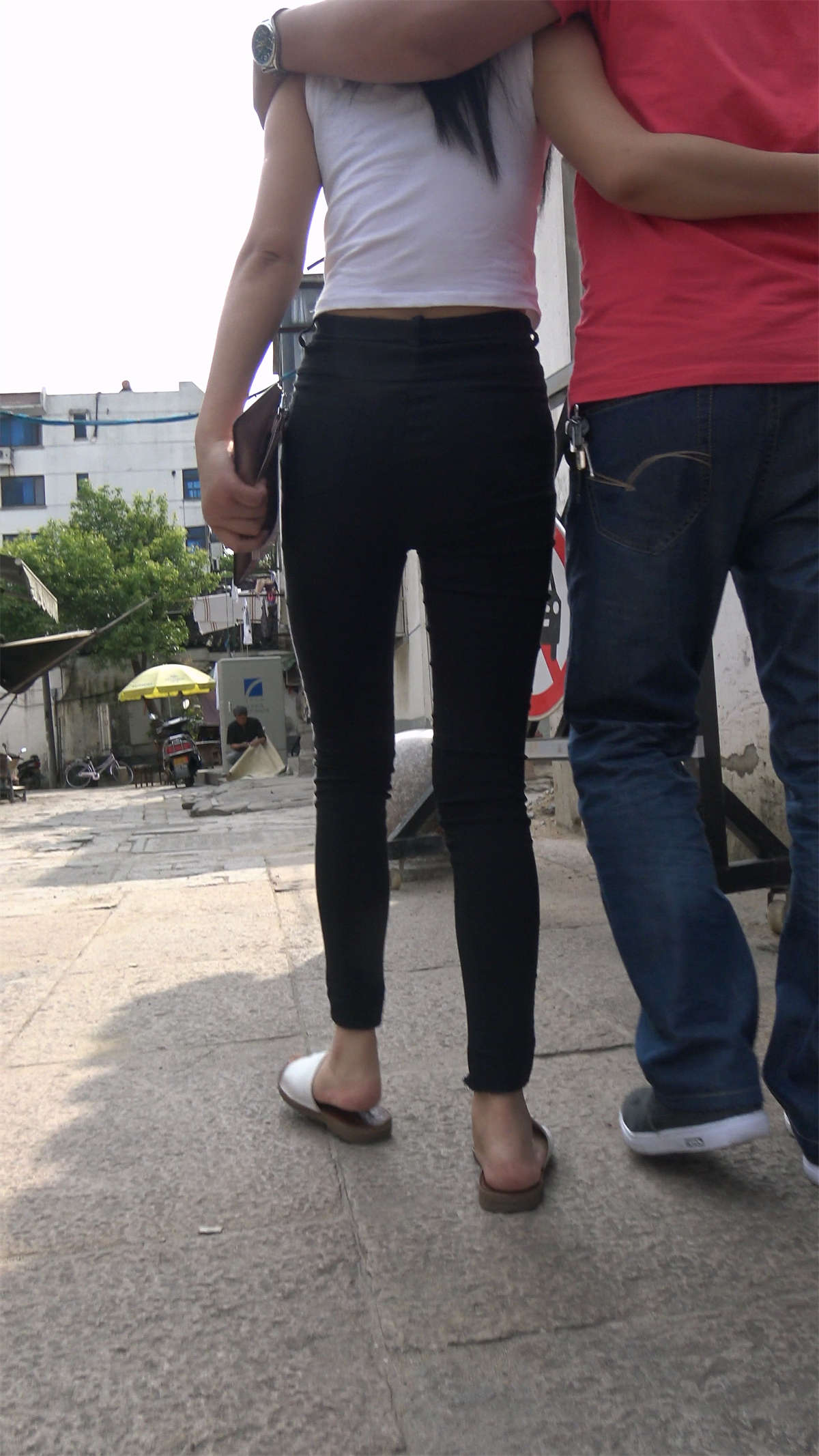 鸭舌帽运动裤白T恤好身材小姐姐-日更街拍