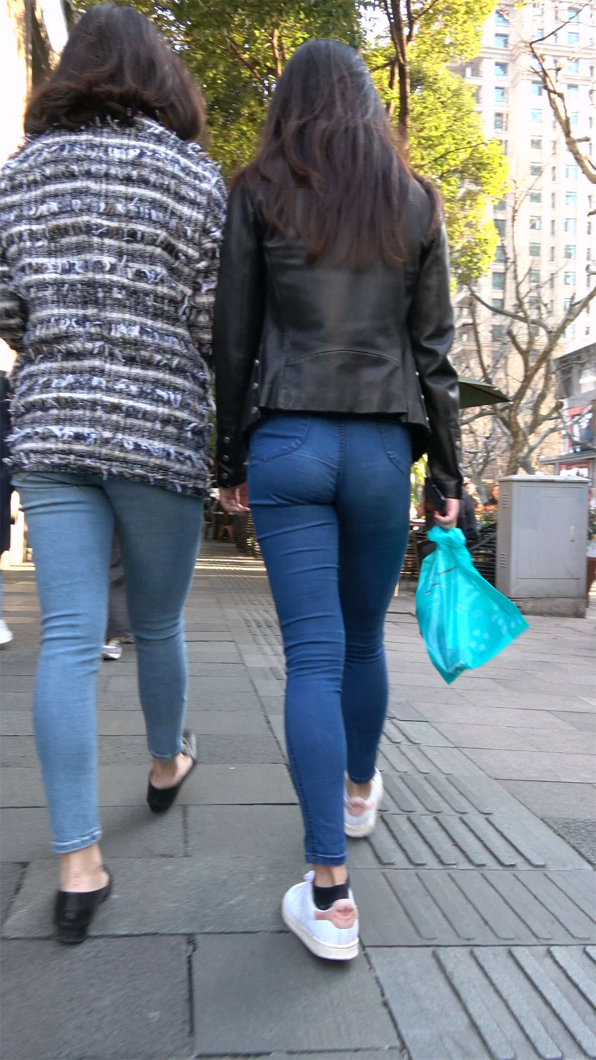 图片[2]-蓝色紧身牛仔裤美女-日更街拍