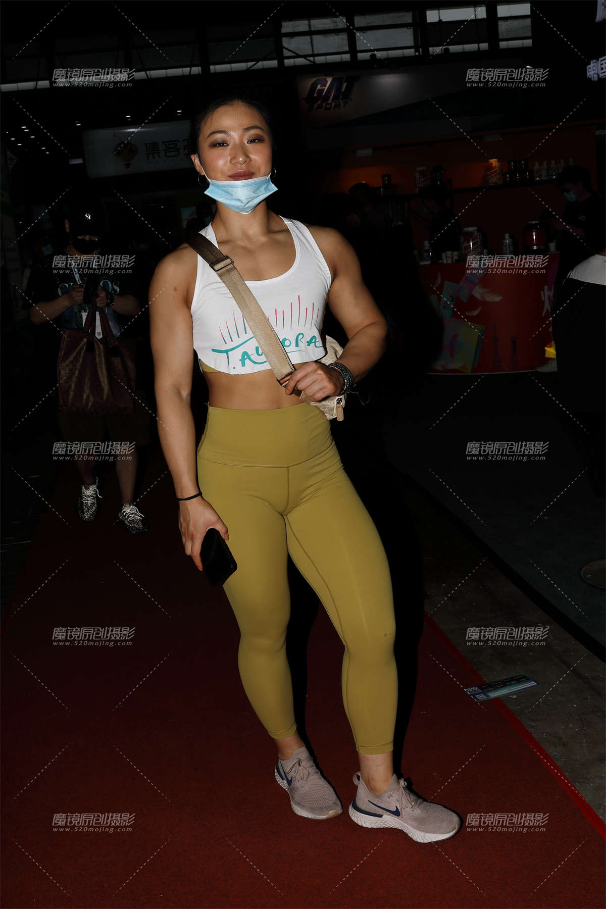 【欧阳赛贴】黄色紧身裤美女-日更街拍