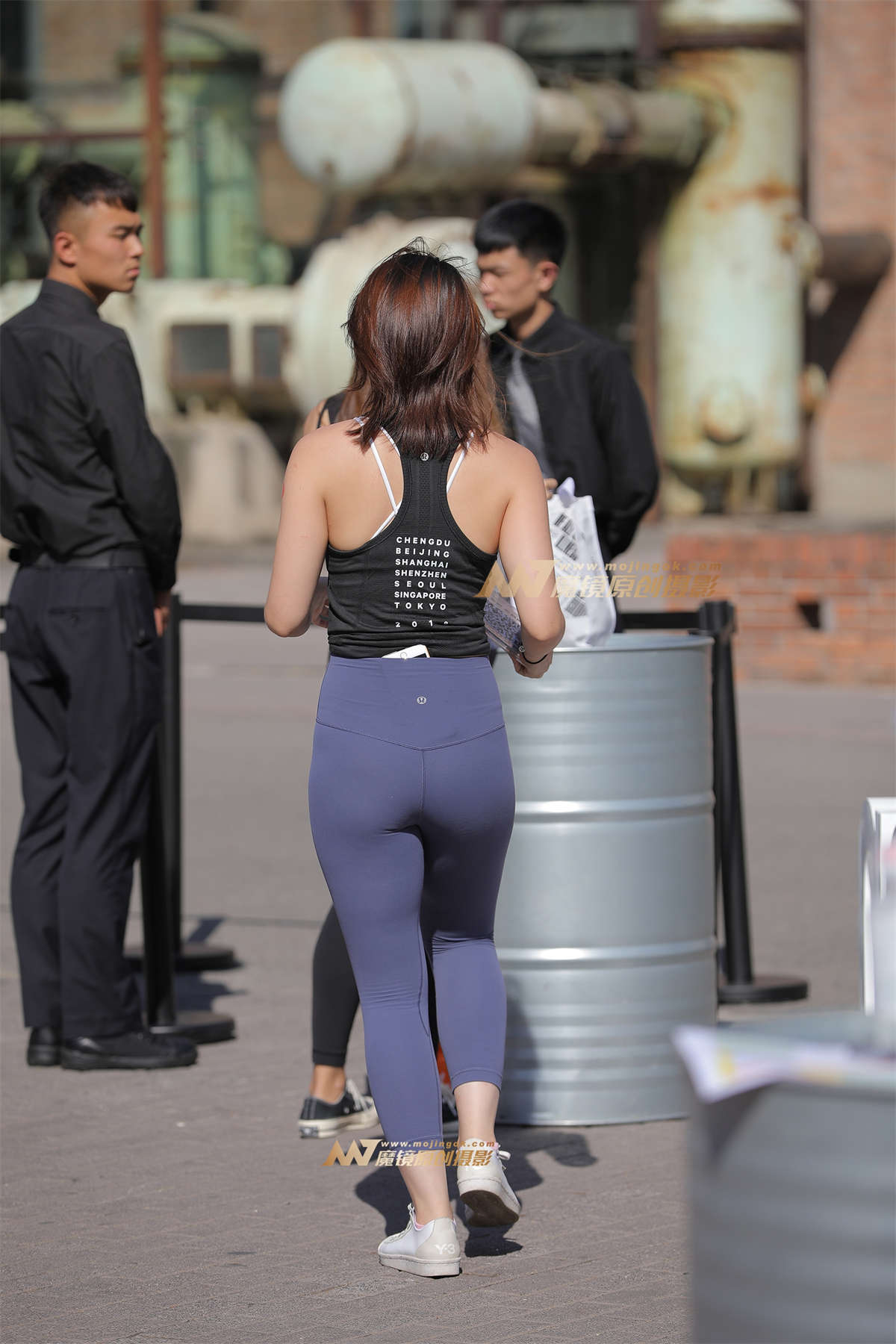 图片[2]-【视觉冲击赛贴】妹子手机找到地方塞了-日更街拍