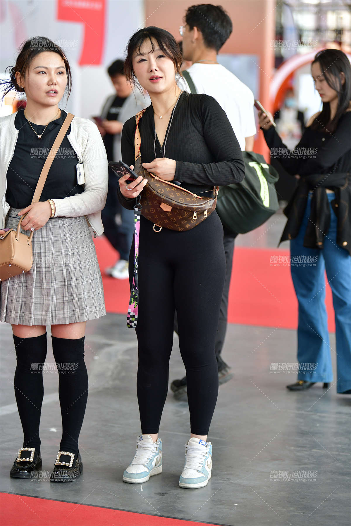 图片[2]-★观战黑色紧身裤美女-日更街拍