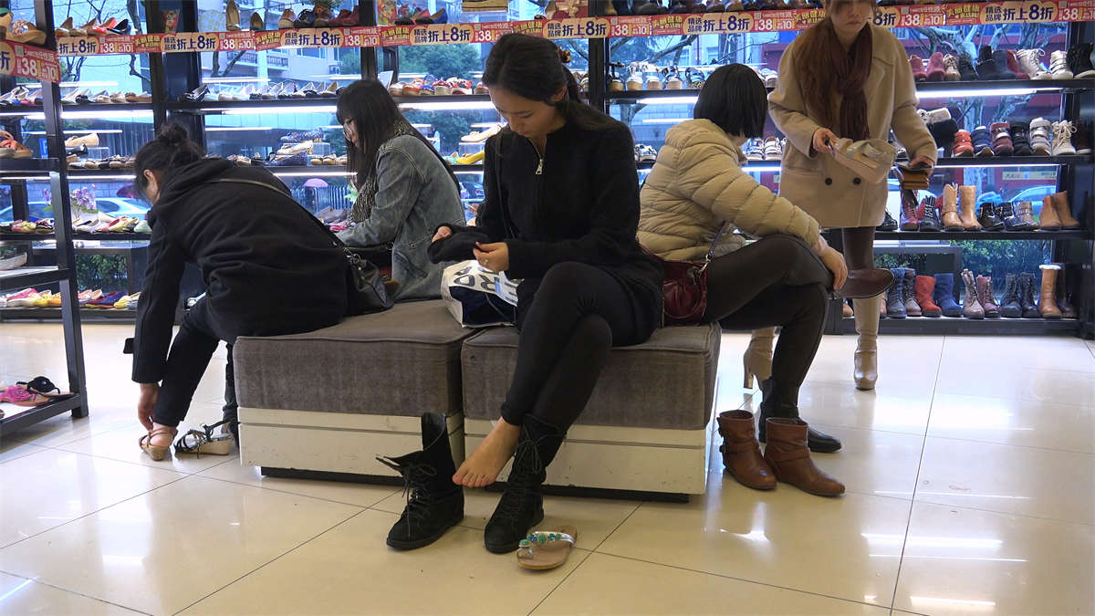 图片[2]-俊俏女生从冬靴一步跨越到夹趾凉拖-日更街拍