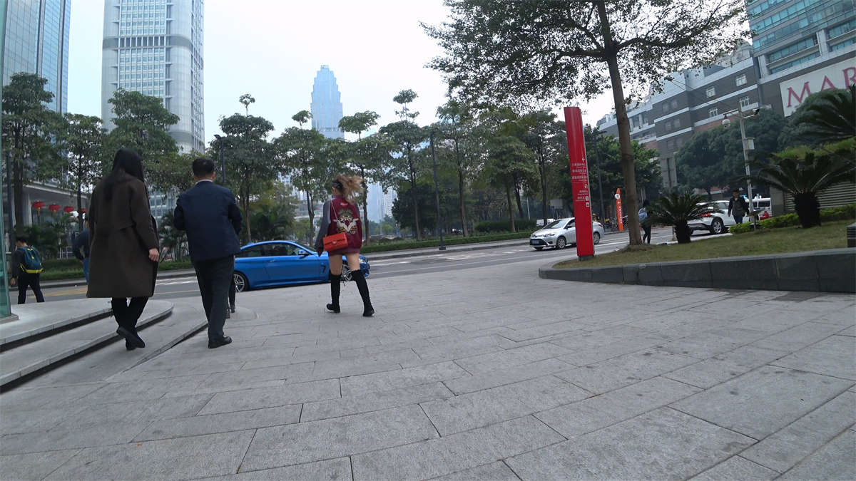 图片[2]-超短热裤圆美腿大美妞-日更街拍