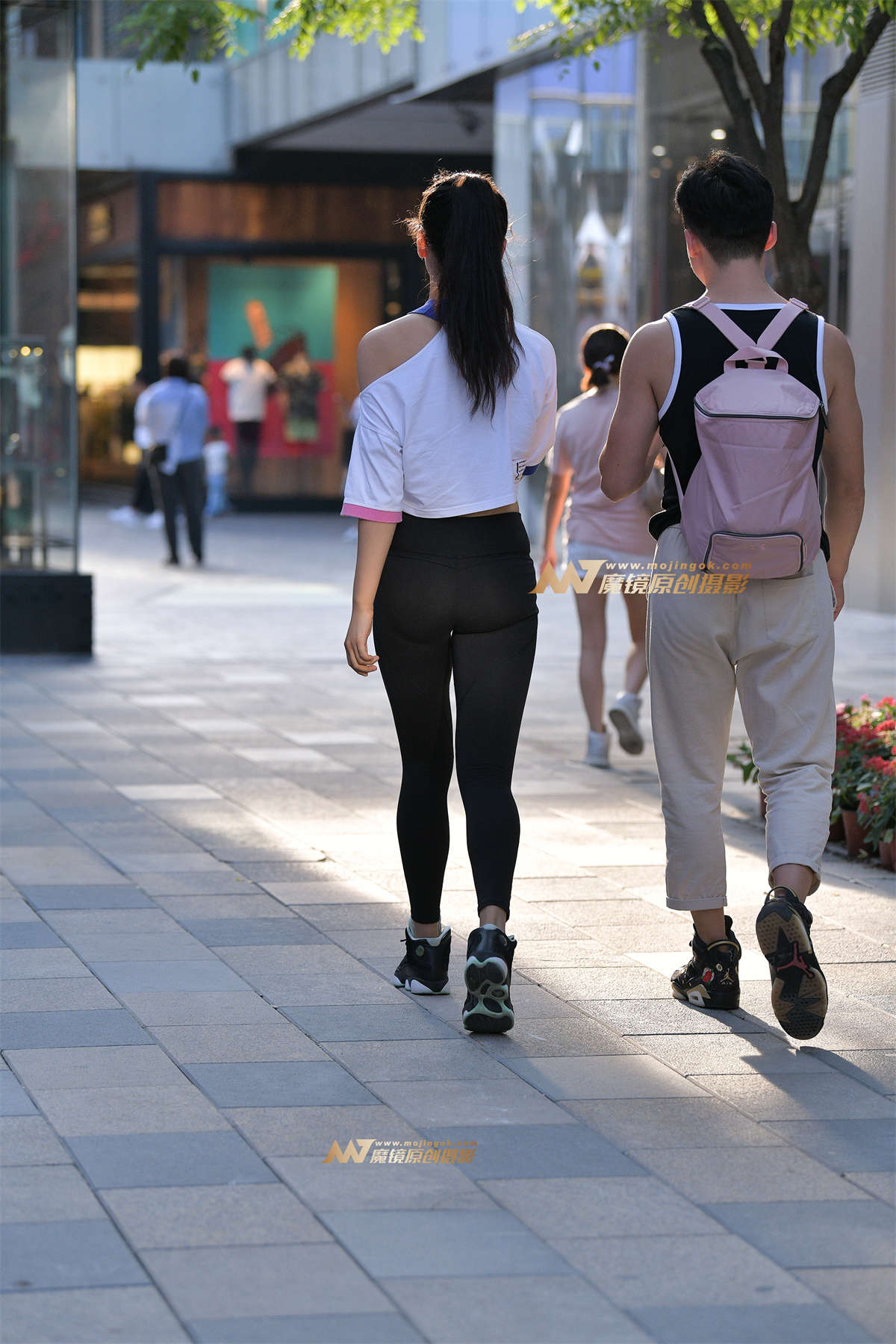 图片[2]-【红石赛帖】紧身黑色瑜伽裤美女-日更街拍