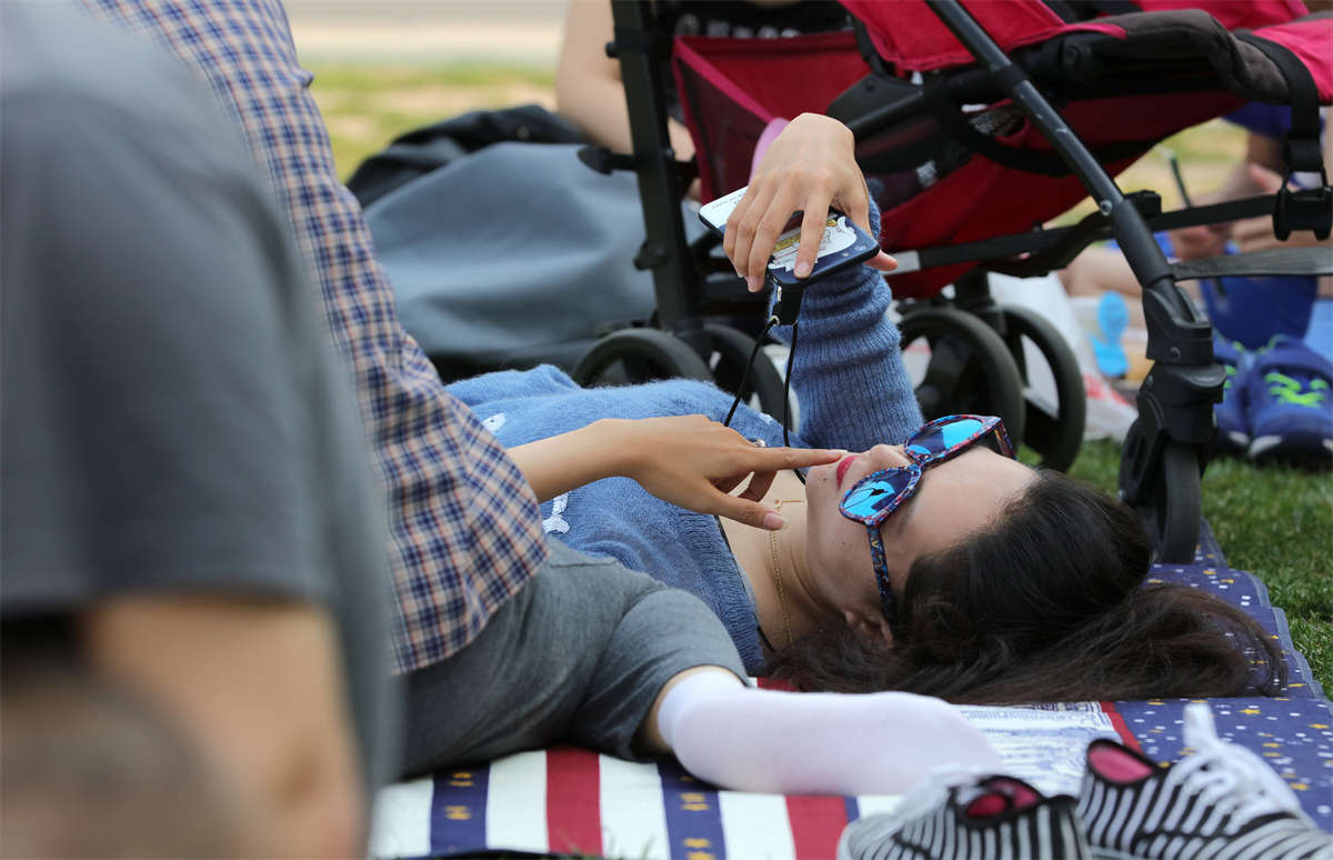 图片[2]-踏青公园街拍系列No.1726 花钱也难请的美人美足，各种诱惑姿势像是为你摆拍 第1套-日更街拍