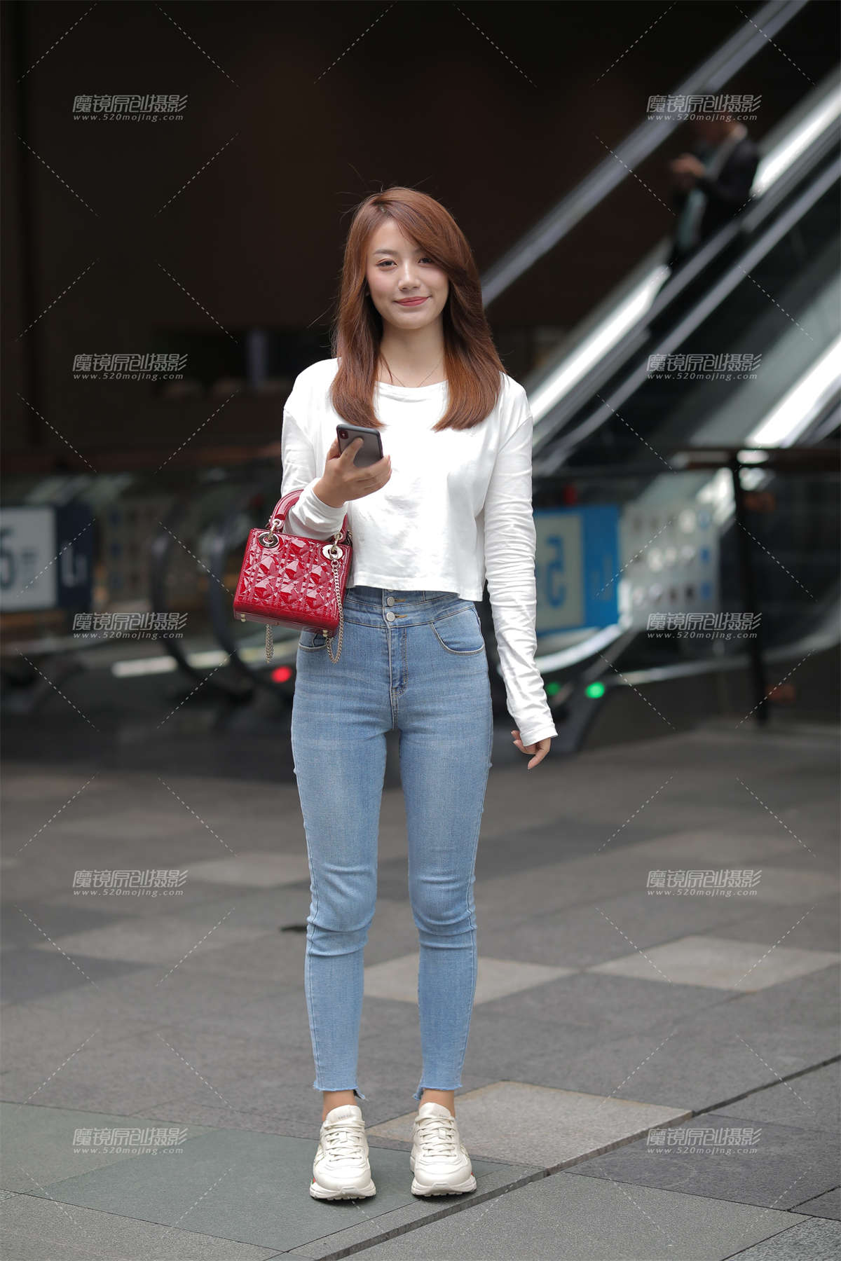 【凯恩赛贴】文静漂亮的牛仔裤女孩-日更街拍