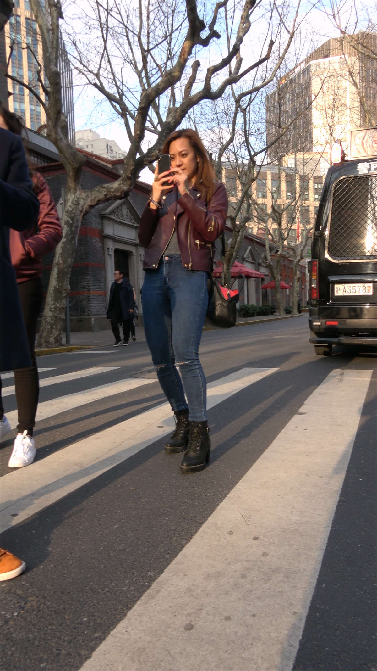 图片[2]-牛仔紧身皮衣成熟美女-日更街拍