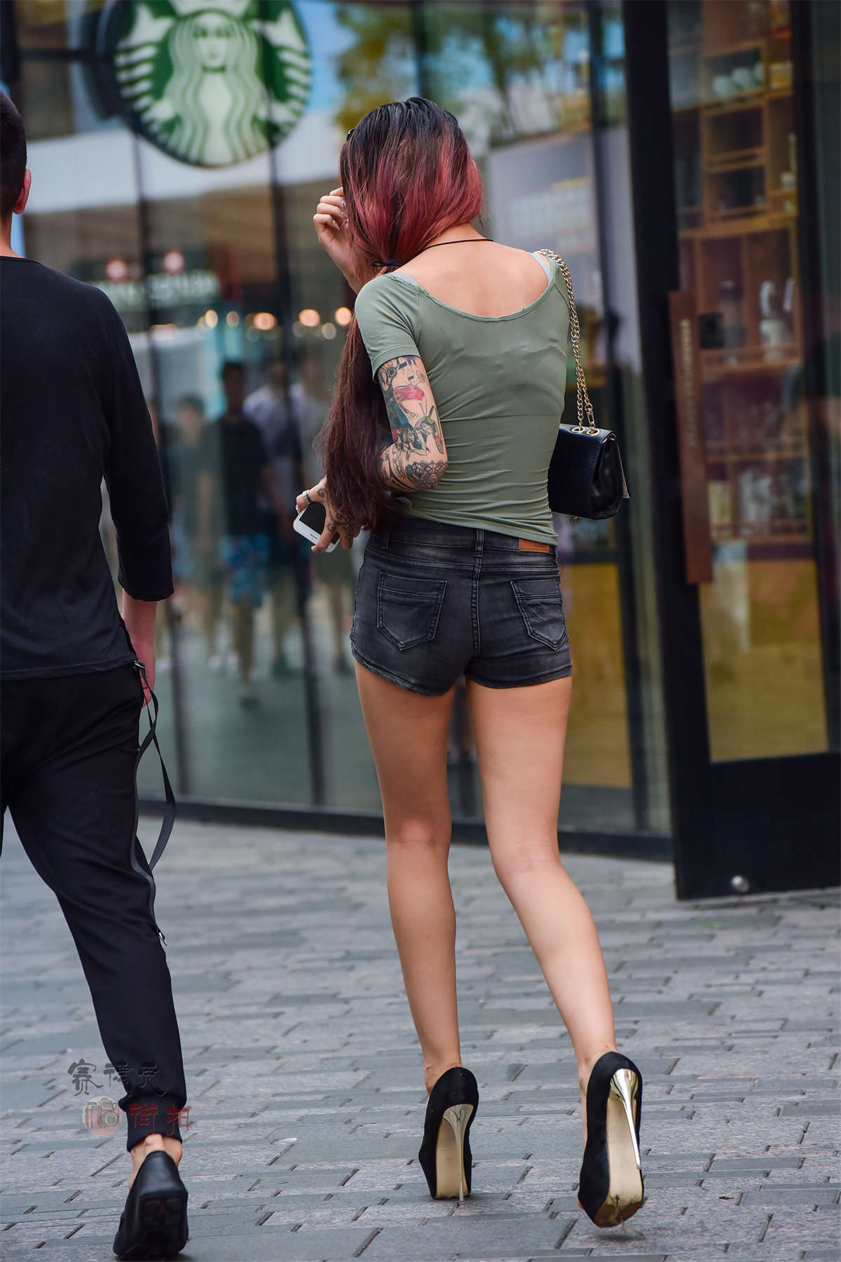 图片[2]-8.20 脚采恨天高的时尚女郎-日更街拍
