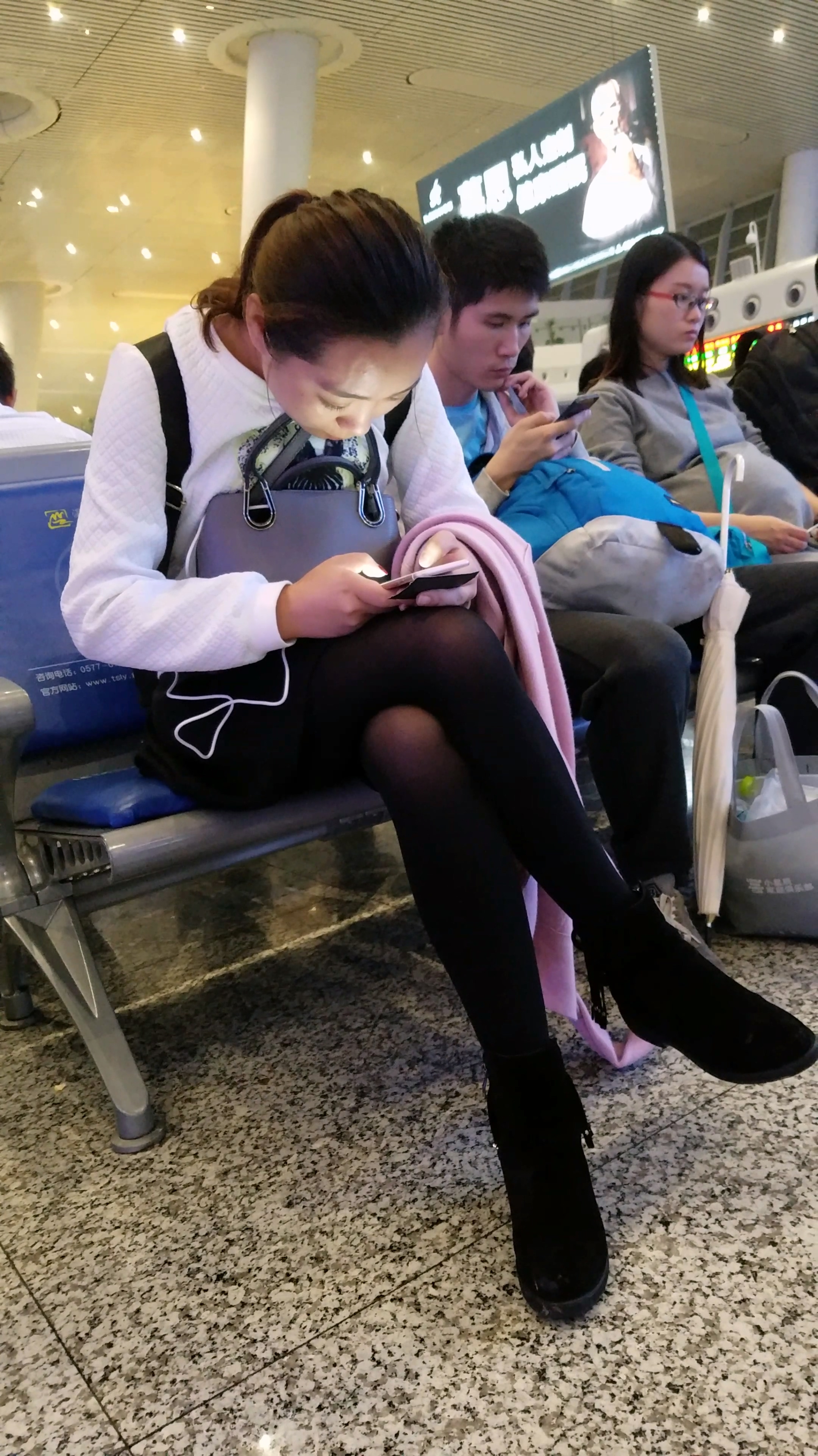 [4K高清视频]高铁站候车的黑色丝袜细腿少妇-日更街拍