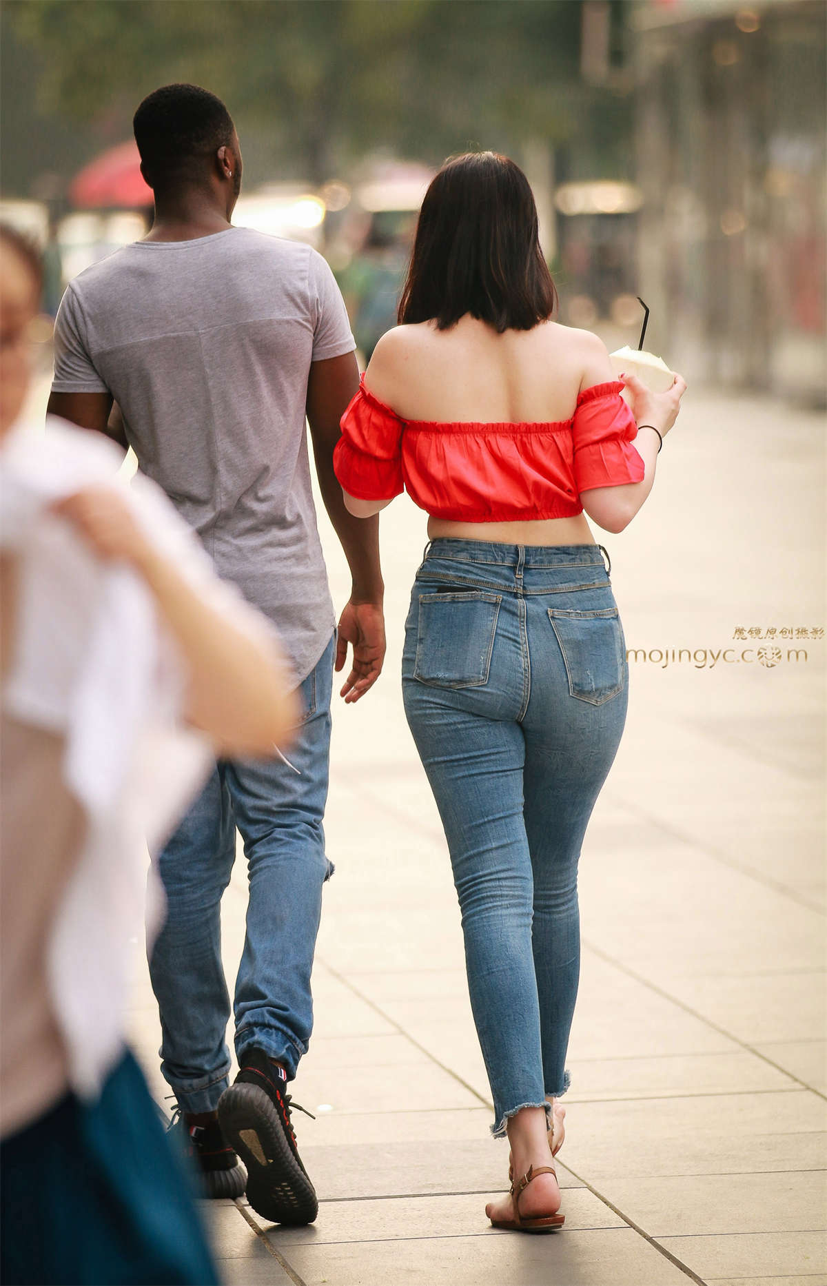 图片[2]-丰满的紧身牛仔-日更街拍