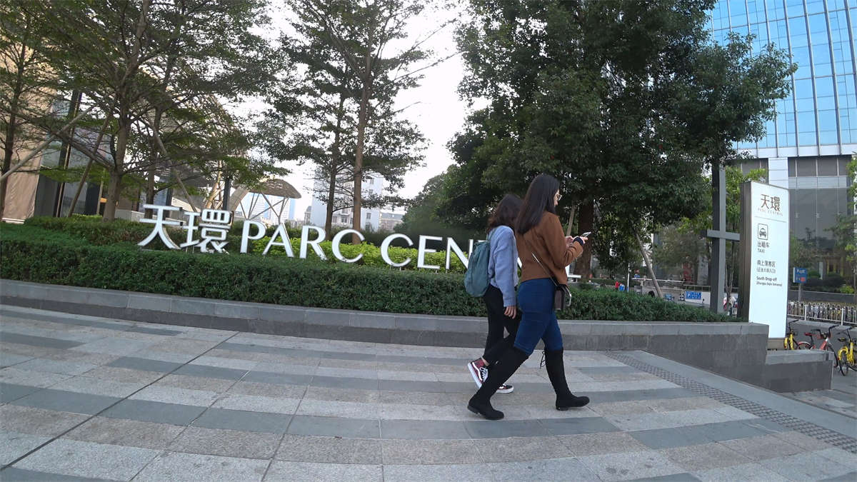 图片[2]-超级紧绷蓝色牛仔裤秀丽美女-日更街拍