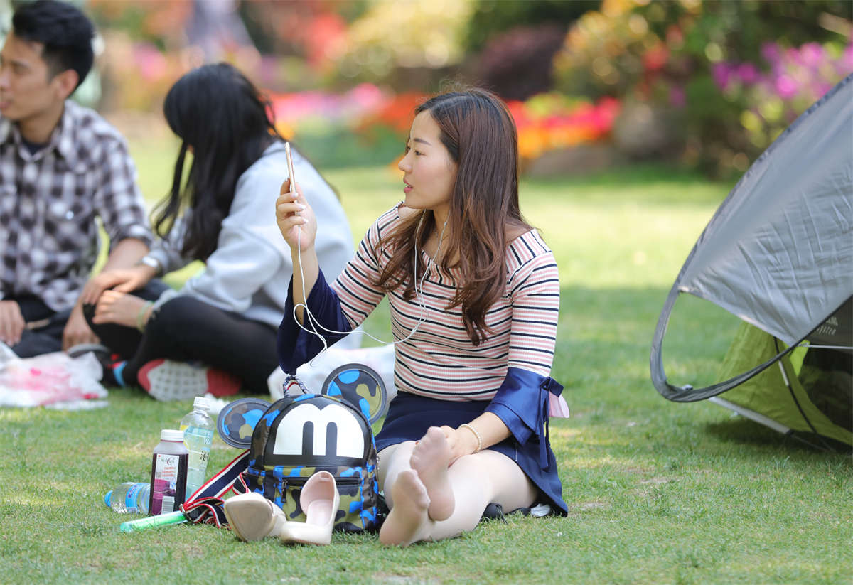 图片[2]-踏青公园街拍系列No.795 漂亮少妇，短裙长丝，脱下高跟让你看够一个下午 第1套-日更街拍