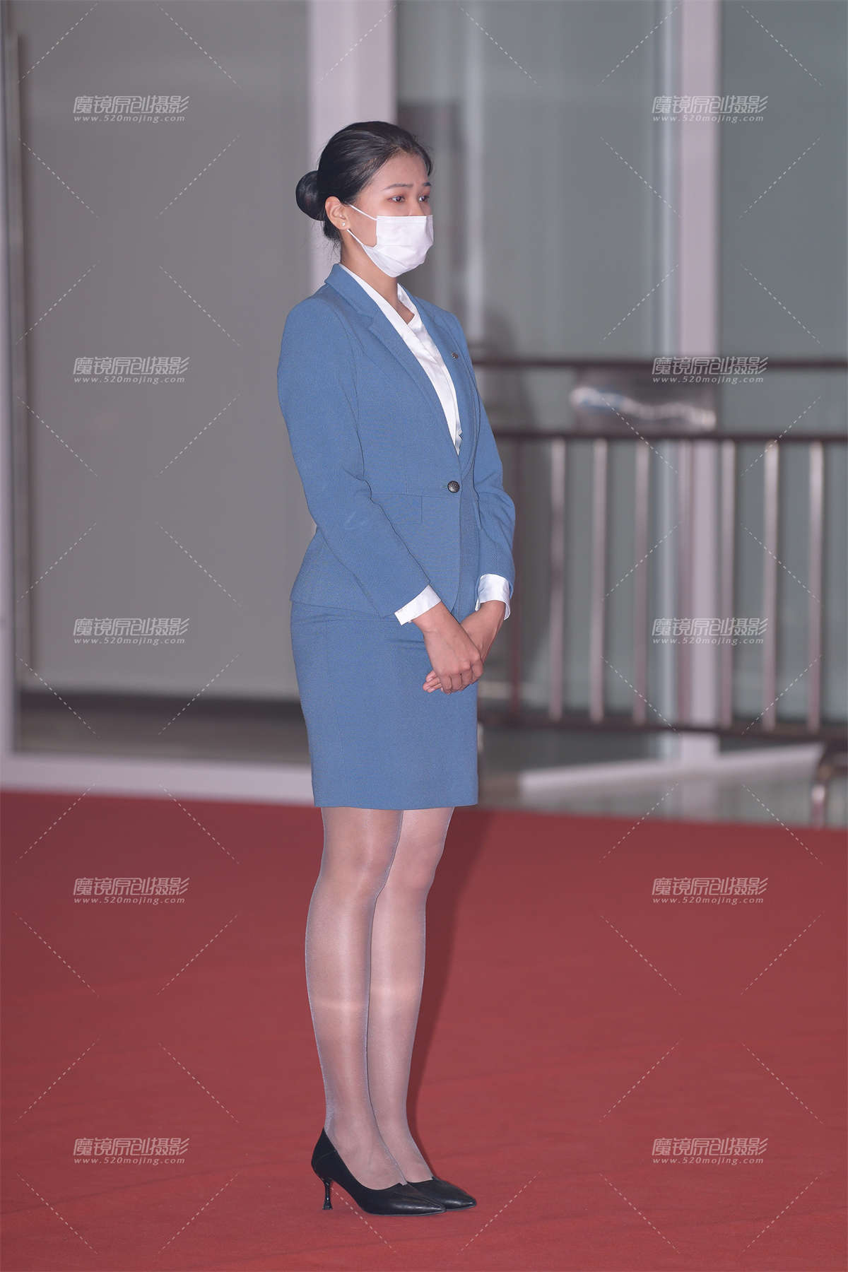 端庄的俩丝袜职工-日更街拍