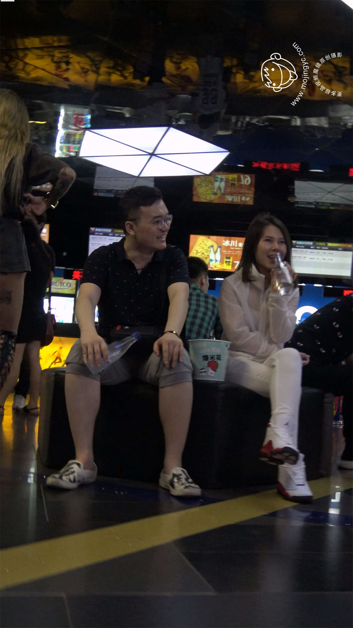 图片[2]-身材火辣性感纹身热裤大美女-日更街拍