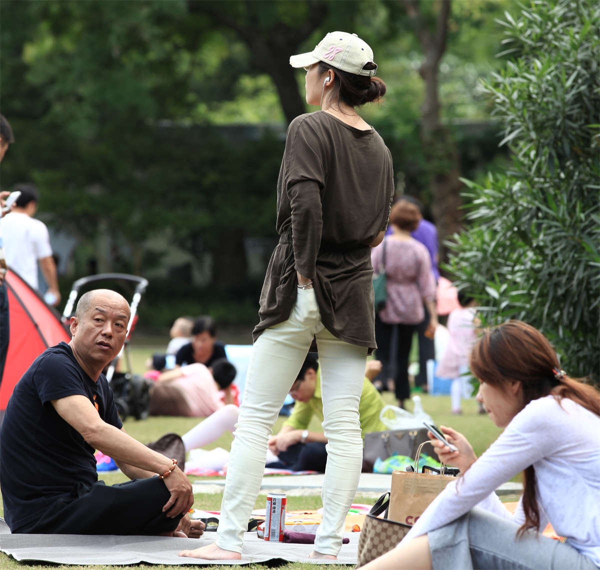 图片[2]-踏青公园街拍系列No.1023 改头换面再出现，也逃不过“辨足识人”的法眼 第2套-日更街拍