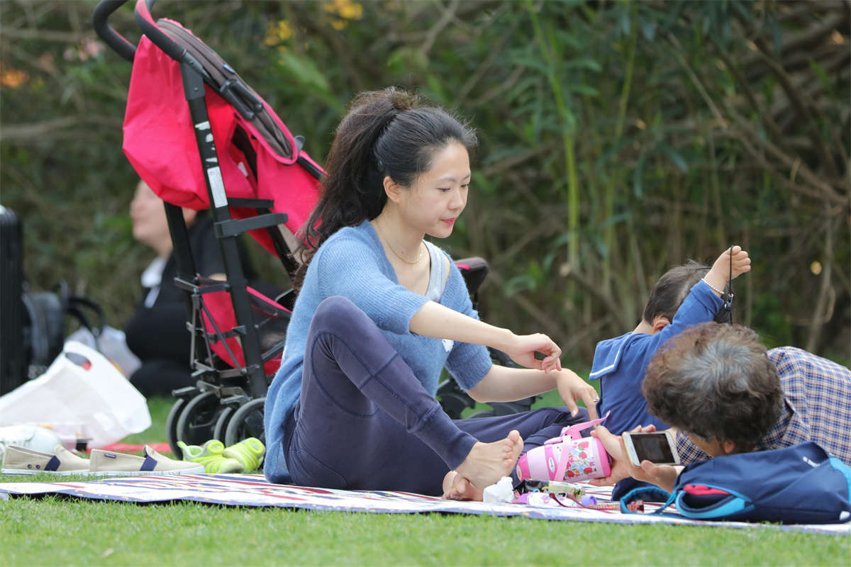 图片[2]-踏青公园街拍系列No.1727 花钱也难请的美人美足，各种诱惑姿势像是为你摆拍 第3套-日更街拍