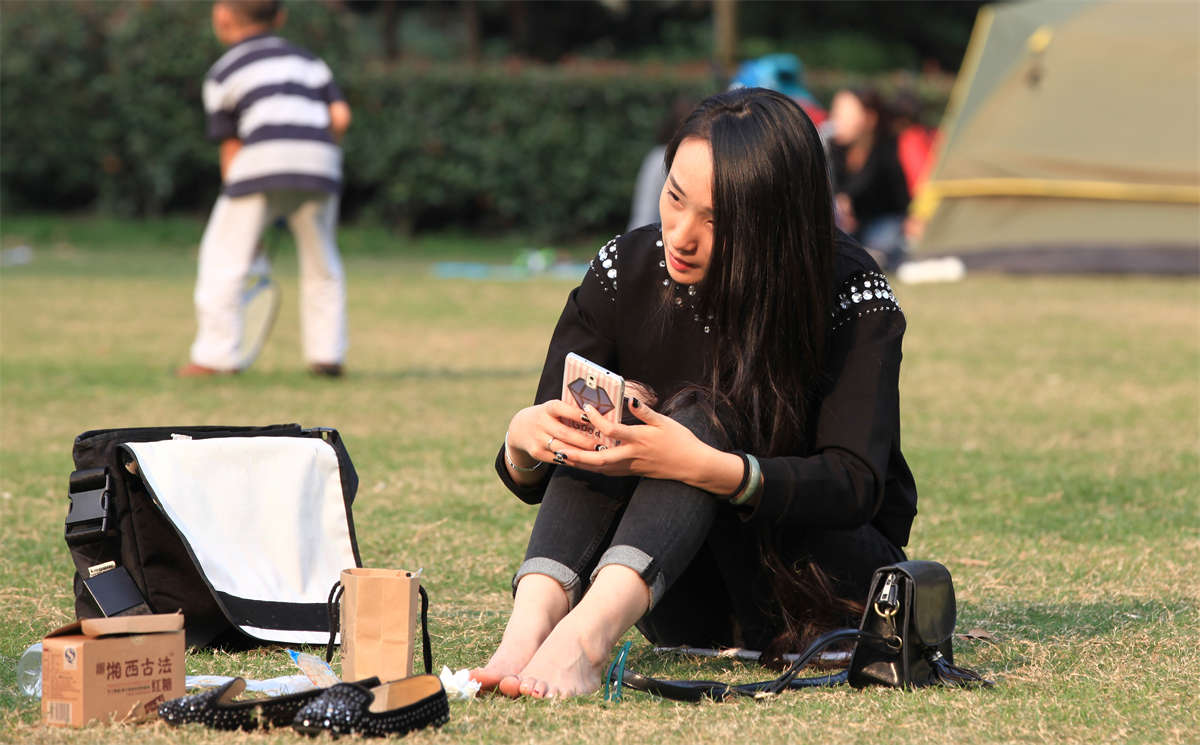 图片[2]-踏青公园街拍系列No.952 大家都学着点：亲她的脚，能让她破涕为笑-日更街拍