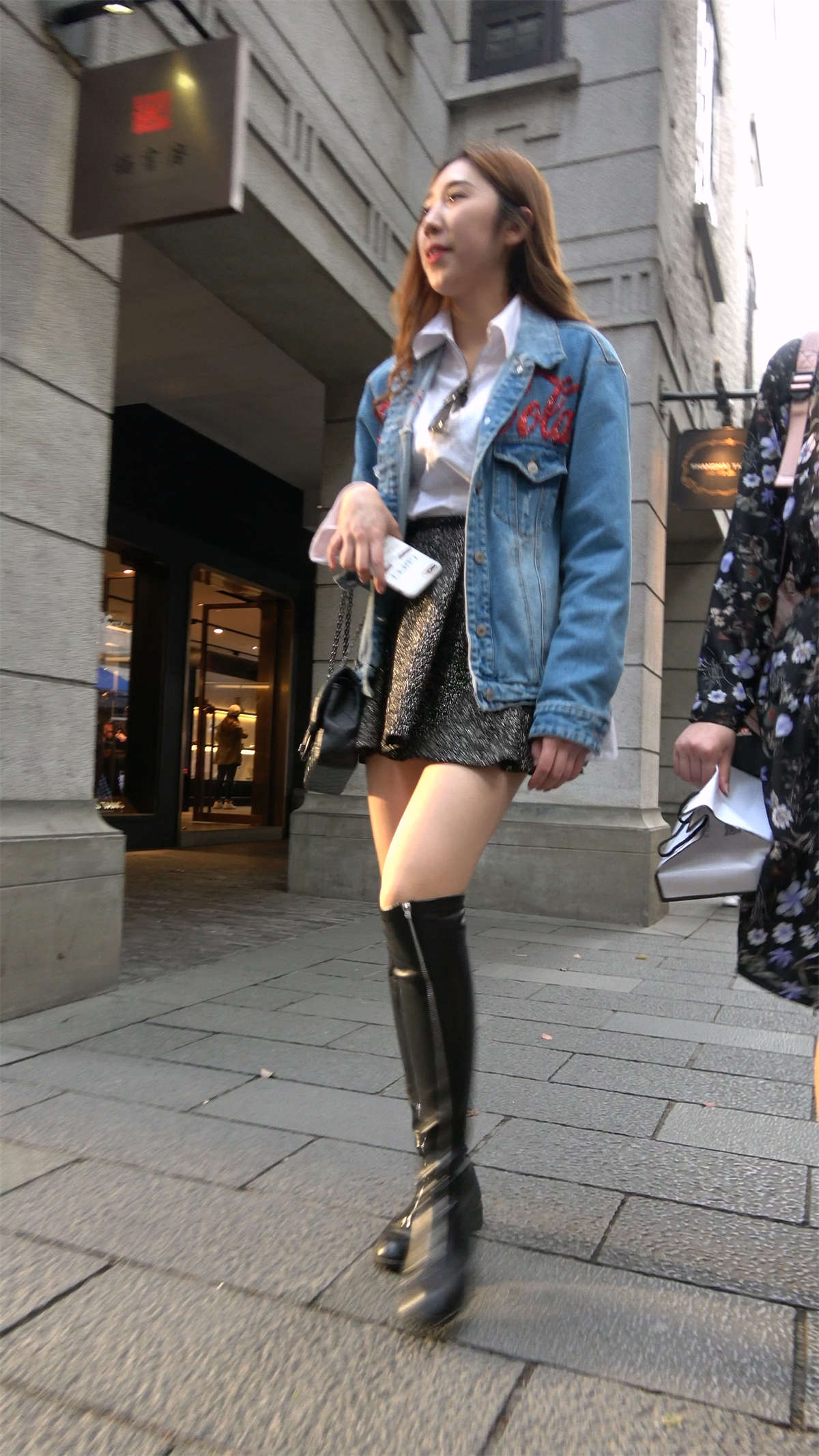 图片[2]-牛仔外套超短裙靓丽美女姐姐-日更街拍