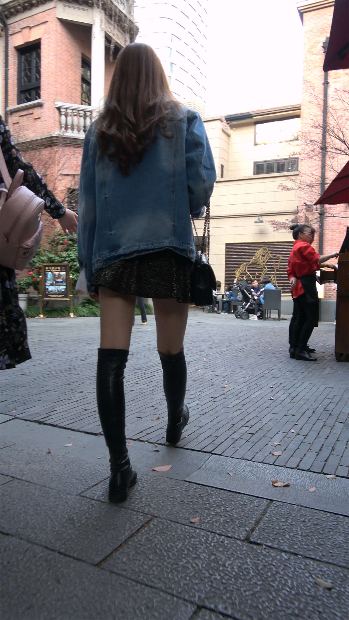 牛仔外套超短裙靓丽美女姐姐-日更街拍