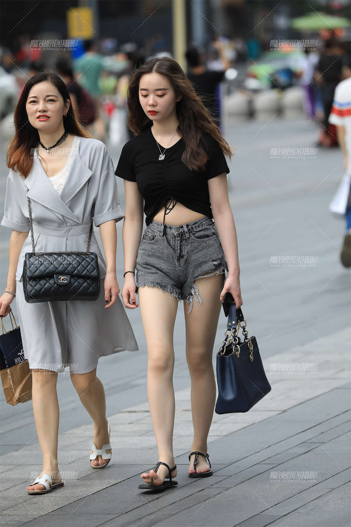 白嫩美腿小妹-日更街拍