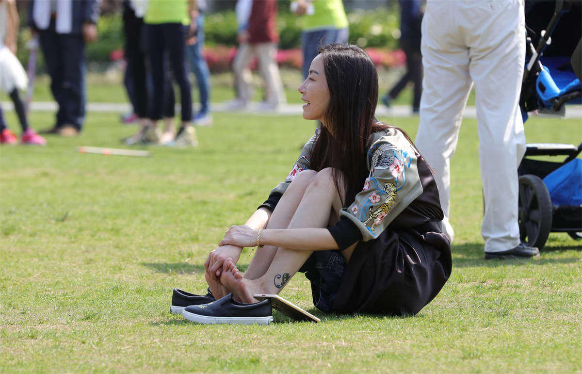 踏青公园街拍系列No.1216 清纯甜美的长发少妇，当众抠脚也意境唯美-日更街拍
