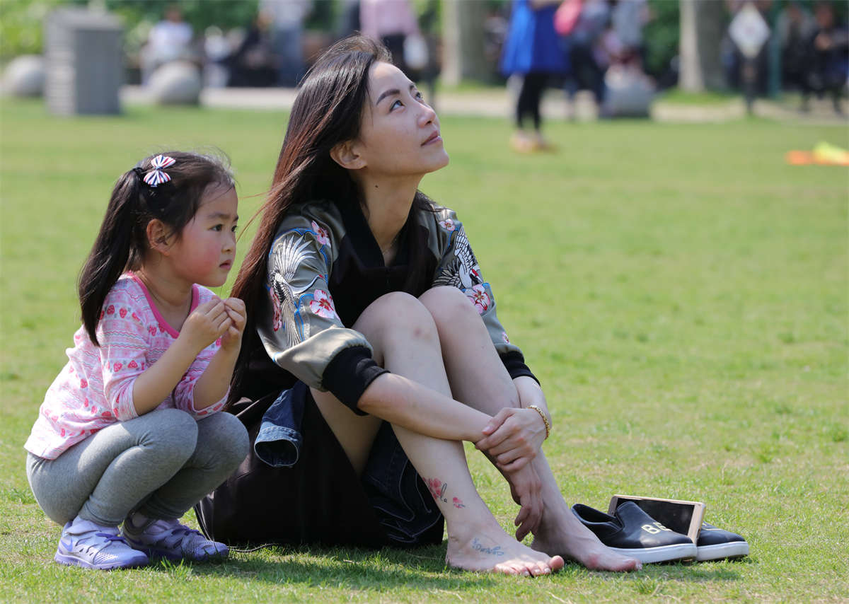 图片[2]-踏青公园街拍系列No.1216 清纯甜美的长发少妇，当众抠脚也意境唯美-日更街拍